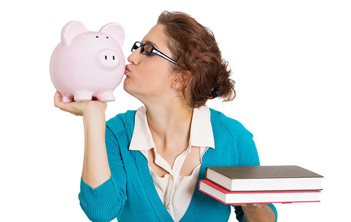 Cinco consejos para enseñar a tus hijos adolescentes a manejar su dinero